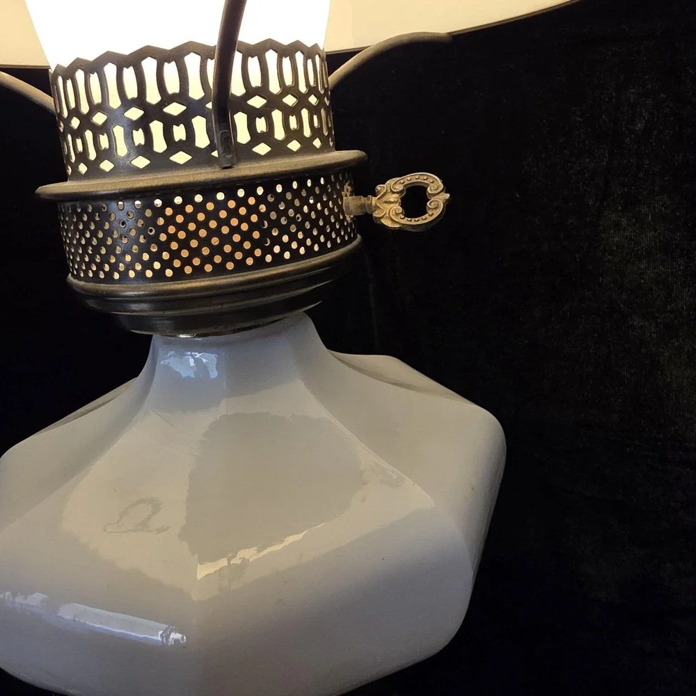 VTG Classic Milk Glass Gone With The Wind Hurricane Parlor Lamp 20
